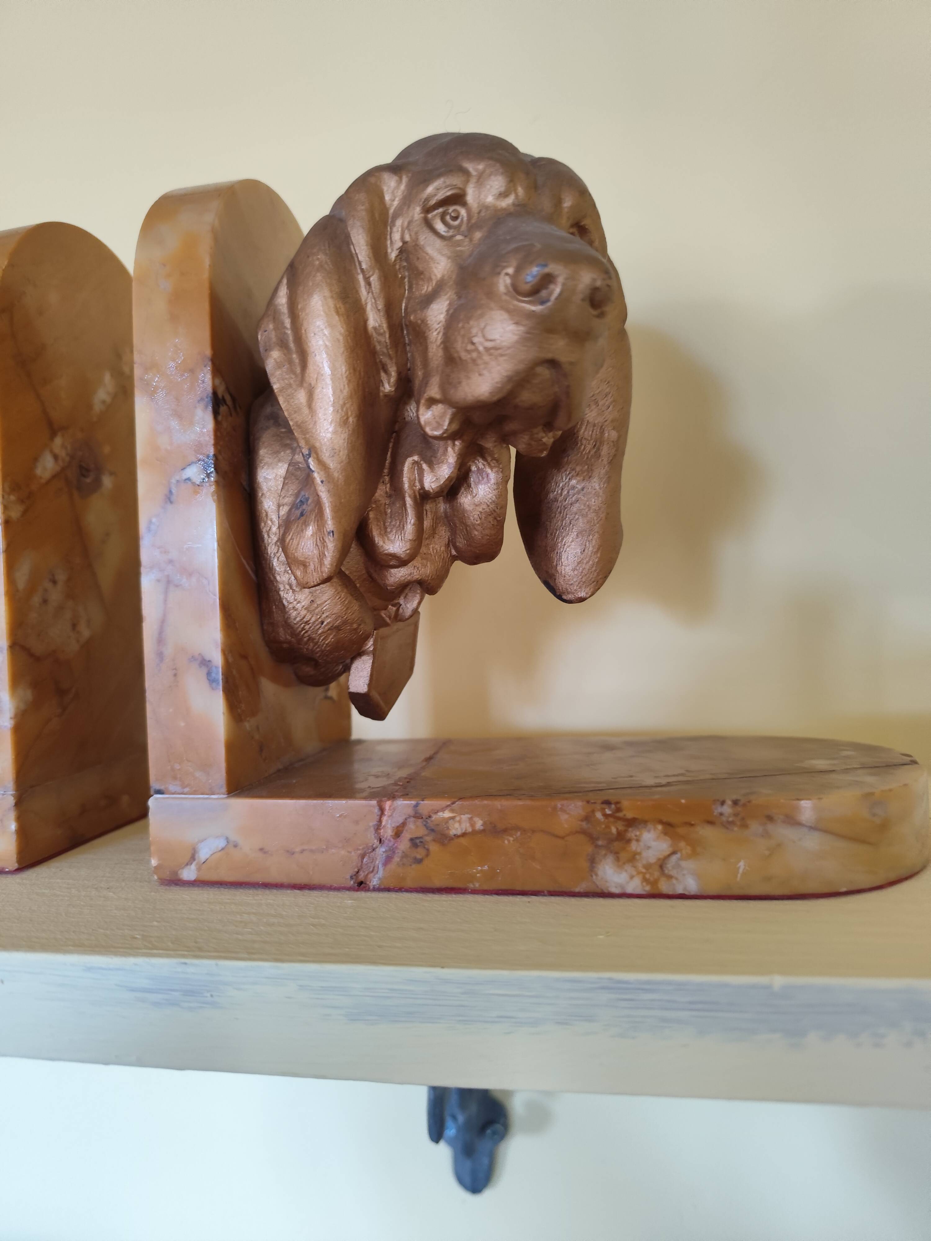 Pair of dog head bookends in spelter on marble slab, signed Lecourtier - sculptures