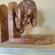 Paire de serres livres têtes de chiens en régule sur plaque de marbre, signé Lecourtier - sculptures