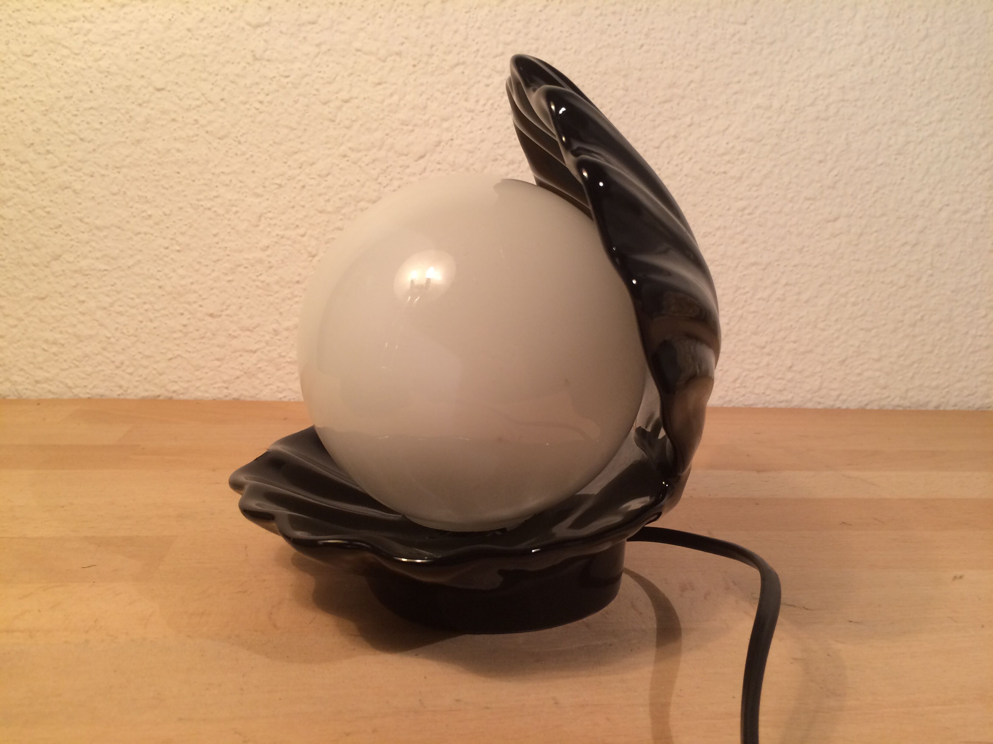 Black ceramic shell lamp and opaline pearl