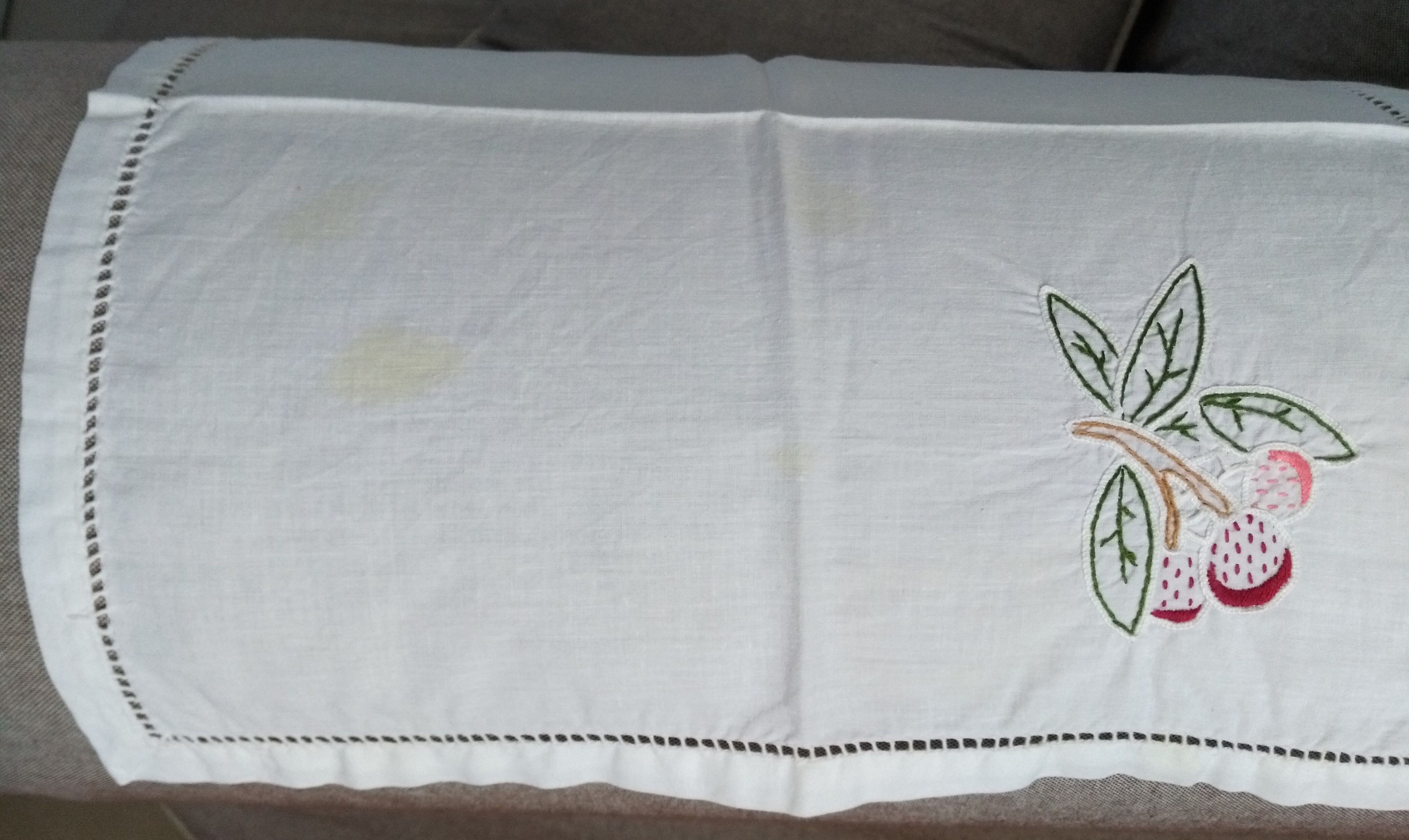 Embroidered tablecloth and open fruit decoration - 12 assorted towels