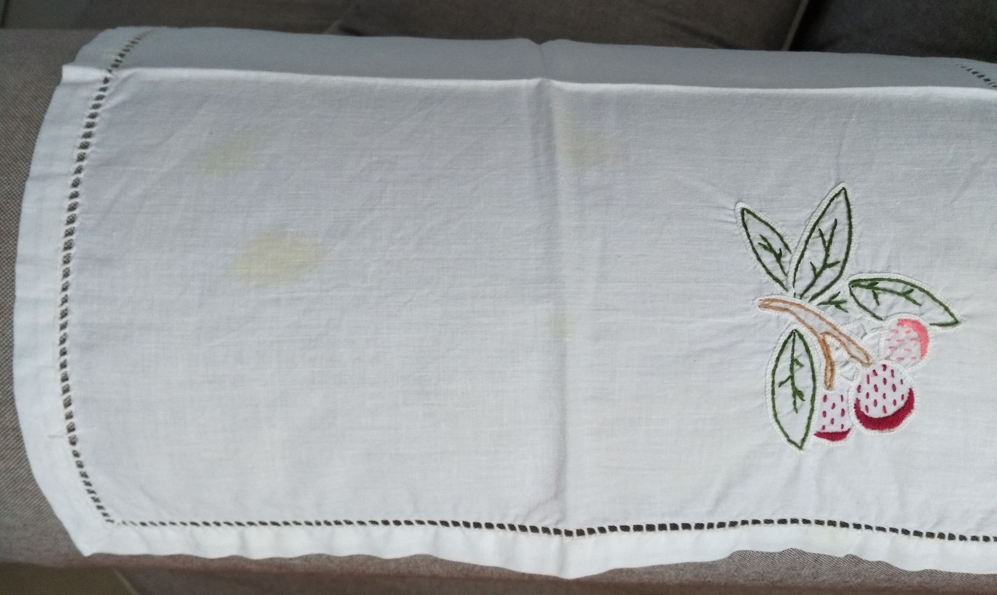 Embroidered tablecloth and open fruit decoration - 12 assorted towels
