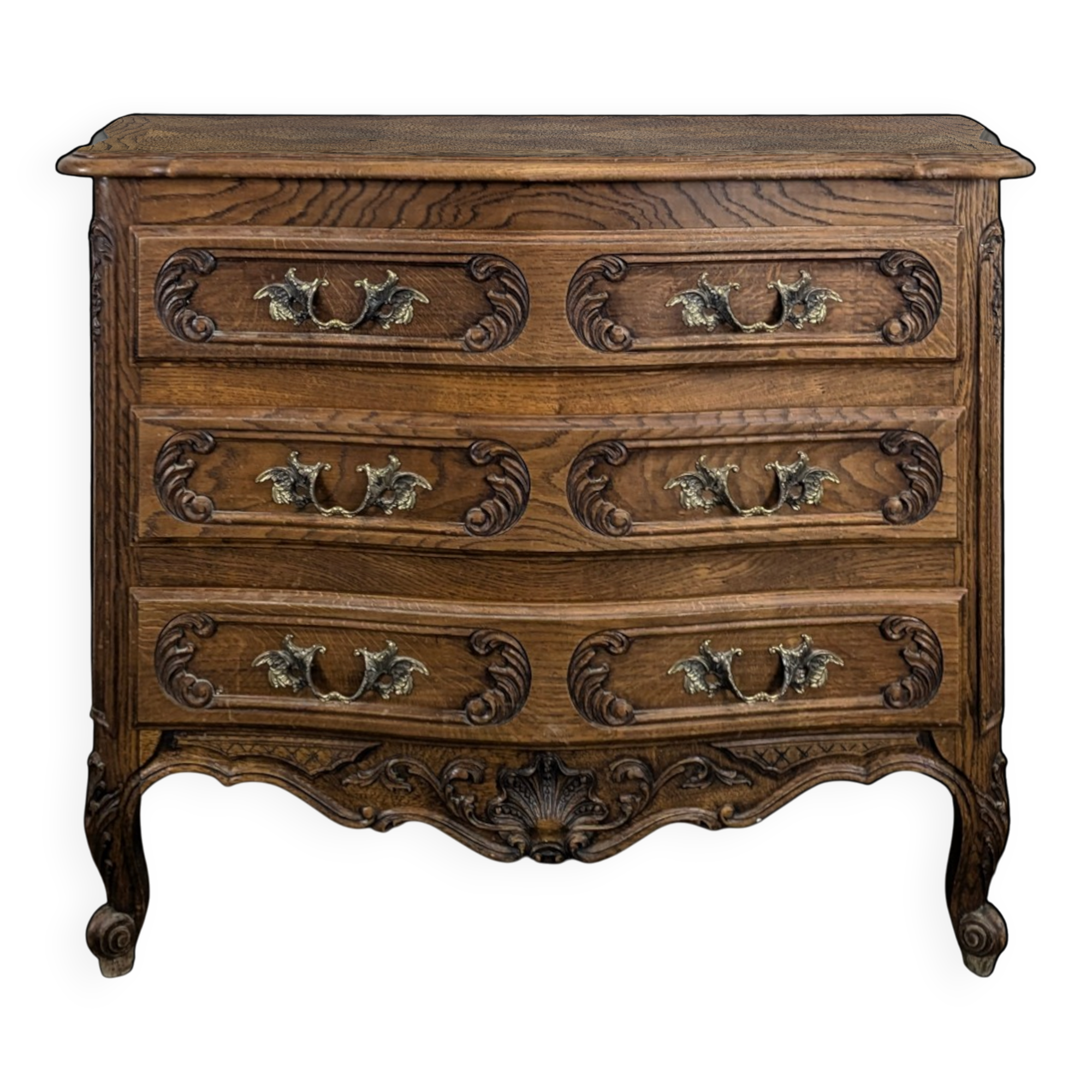 Commode néo rustique galbée richement sculptée