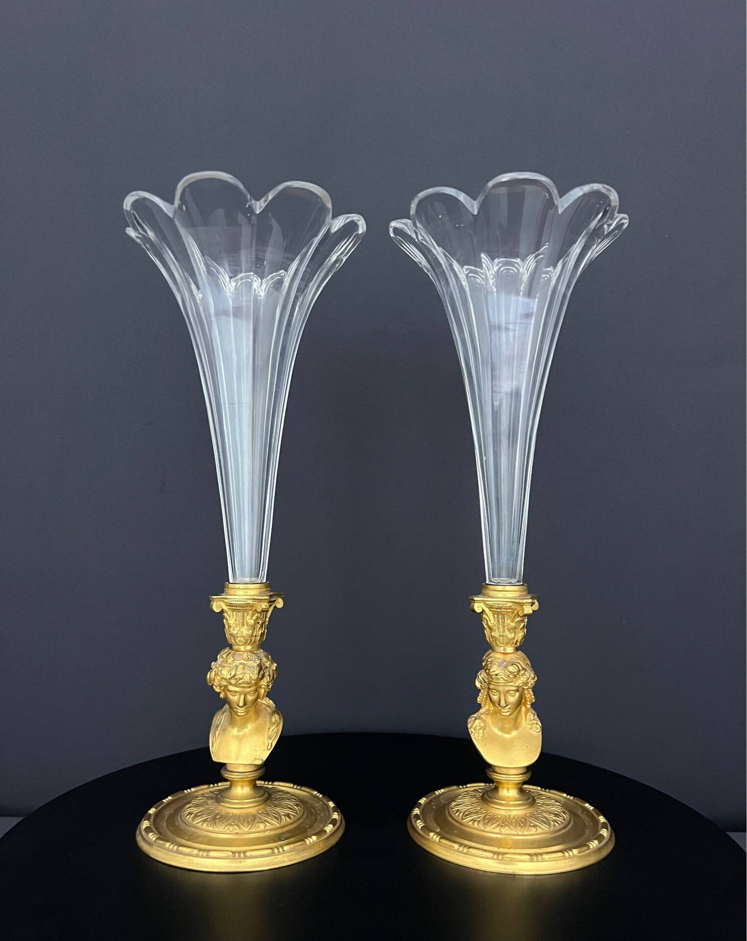 Paire de vases cornets en cristal taillé et bronze doré, de style Empi