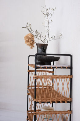 Shelf in braided rattan and black metal