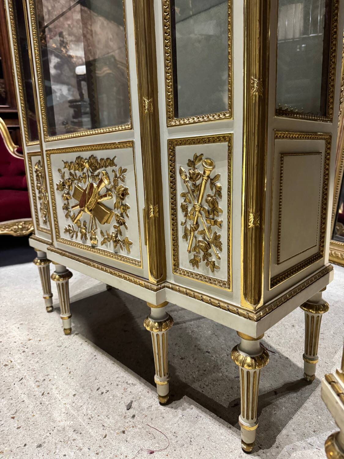 Paire de vitrines fin du xixe siècle en bois peint et doré de style ...