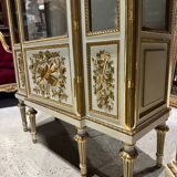 Paire de vitrines fin du xixe siècle en bois peint et doré de style louis xvi