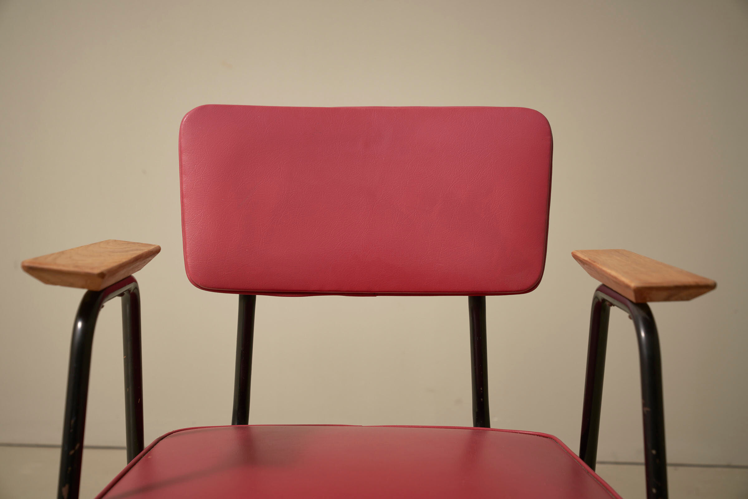 Chaise 'M' en rose foncé par Pierre Guariche pour Meurop