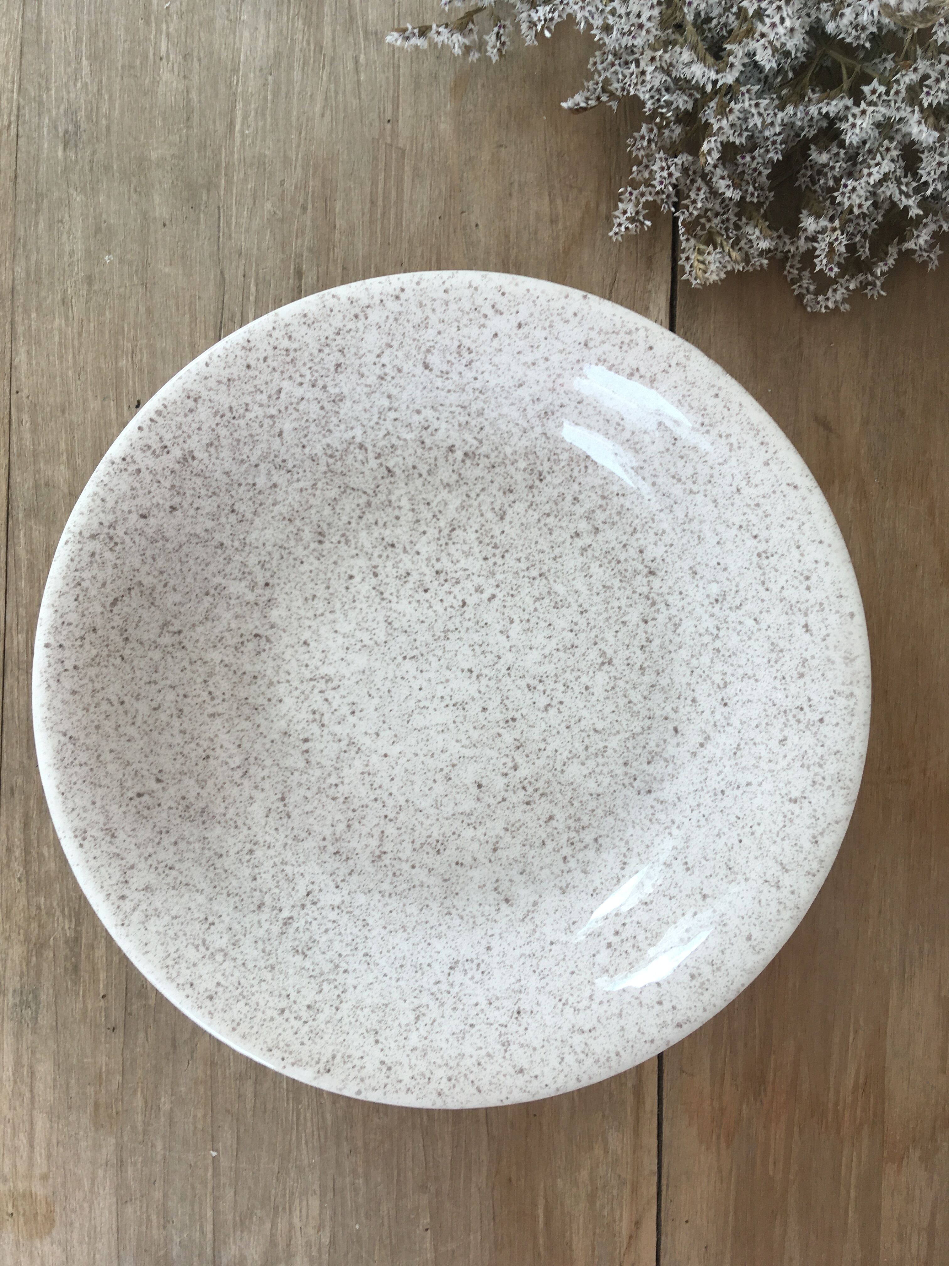 Beige speckled hollow plates