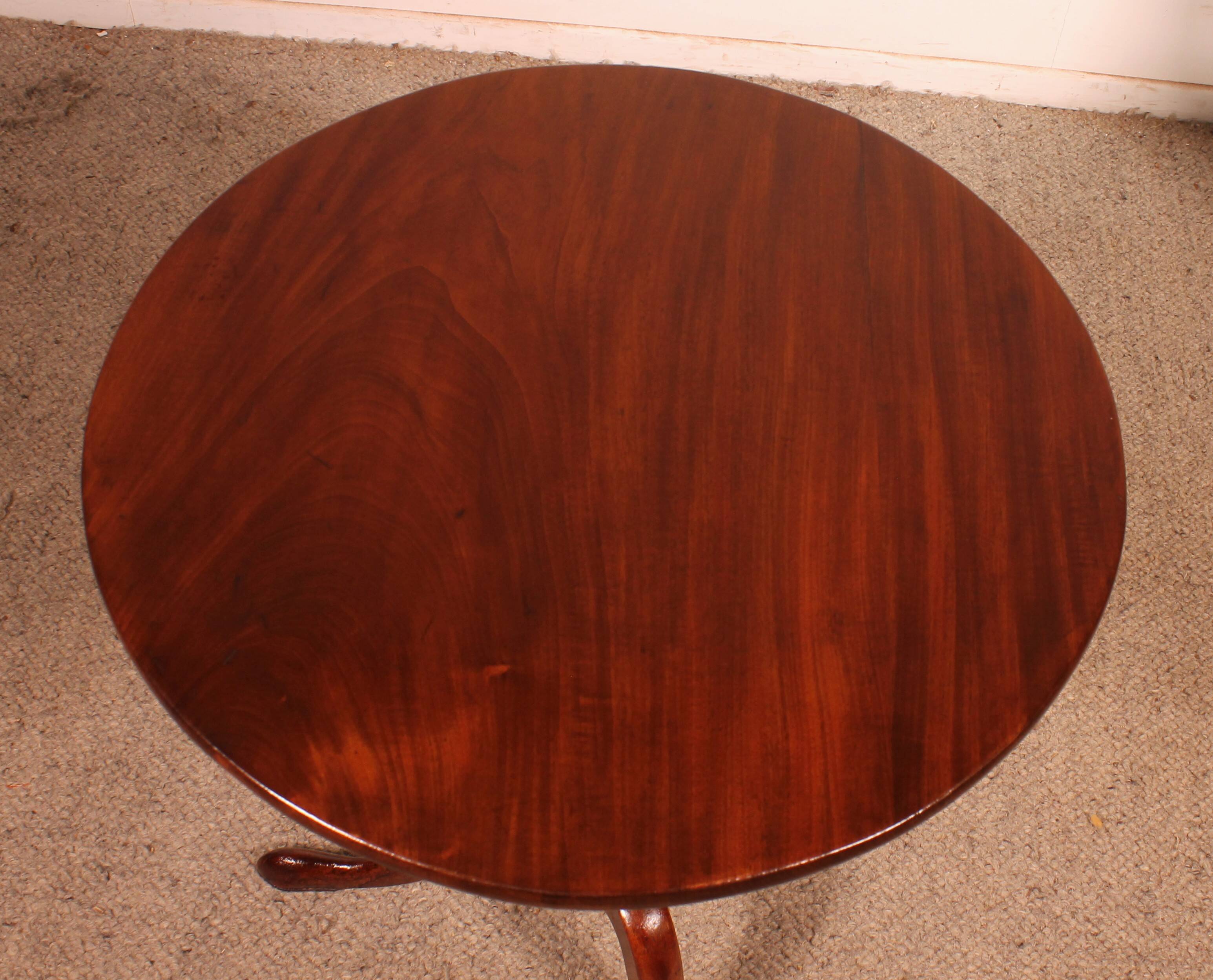 Small guéridon called tea table in mahogany from the early 19th century.