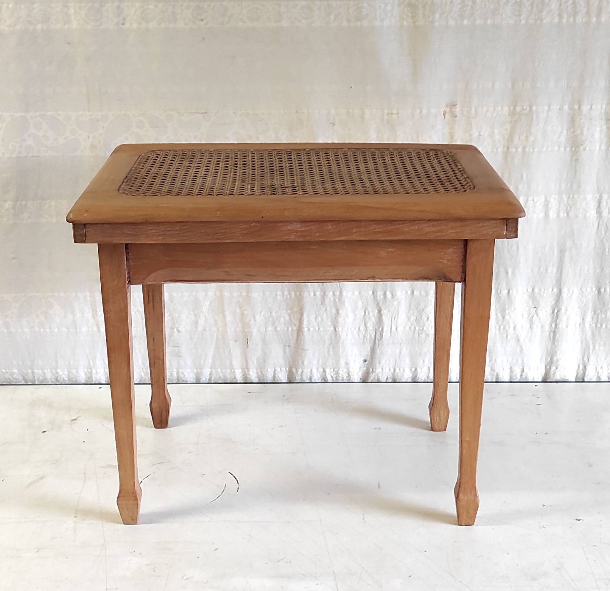 Table d'appoint en bois massif et cannage - mid. XXème