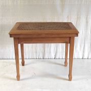 Table d'appoint en bois massif et cannage - mid. XXème