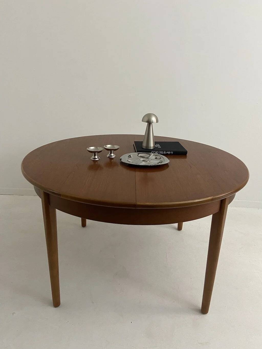 Vintage extendable table by Jentique