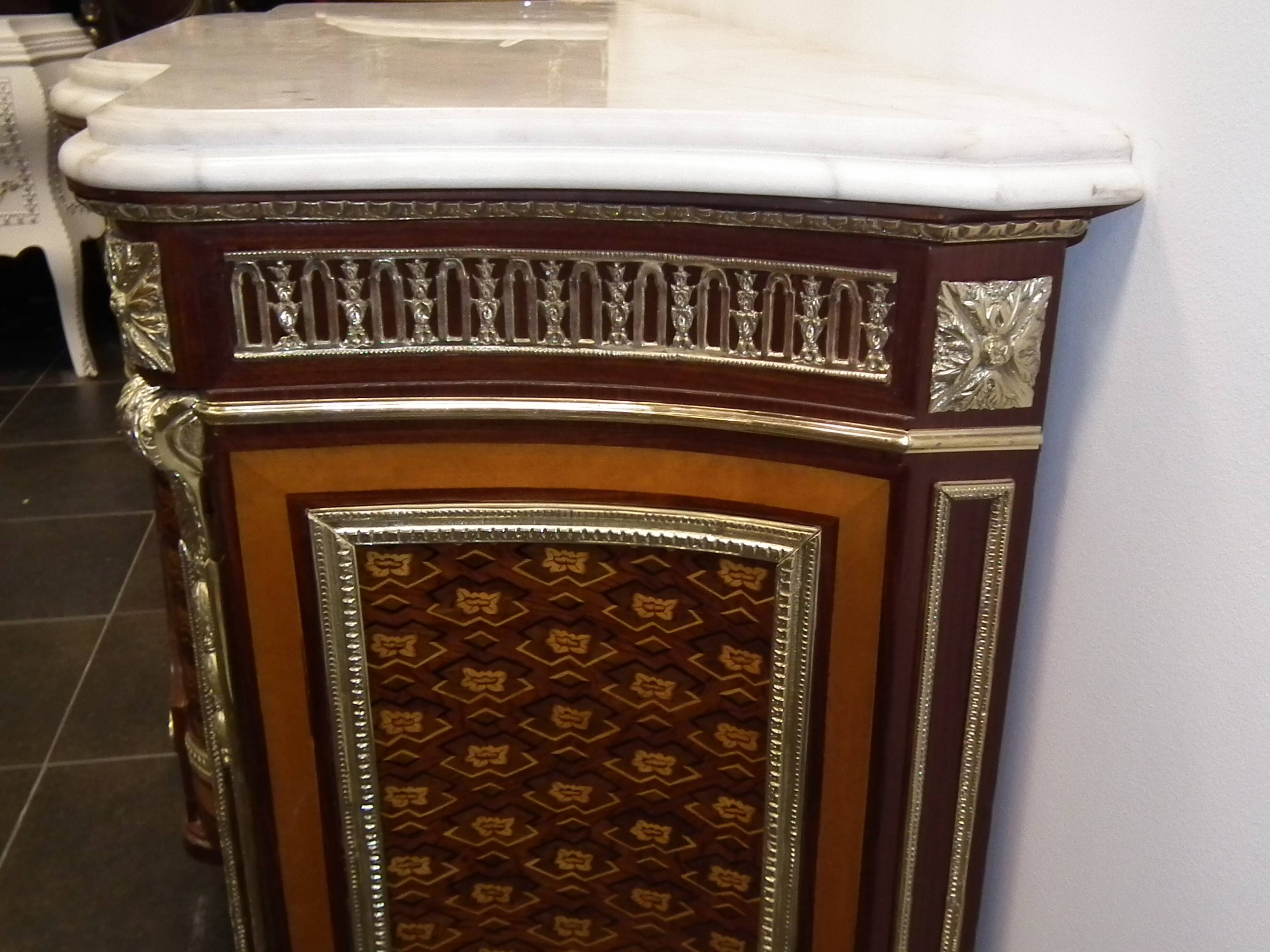 Un buffet style Louis XV avec marbre blanc, orné de bronze, cinq tiroirs