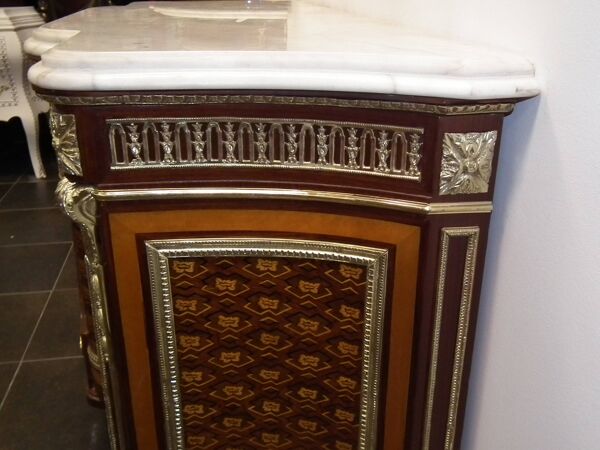 Un buffet style Louis XV avec marbre blanc, orné de bronze, cinq tiroirs