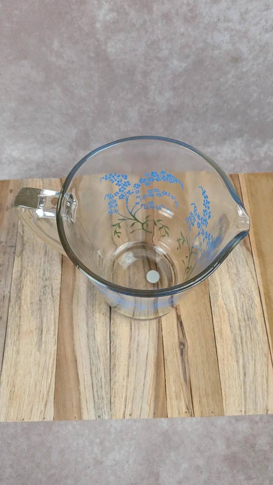Pichet en verre décor floral bleu vintage