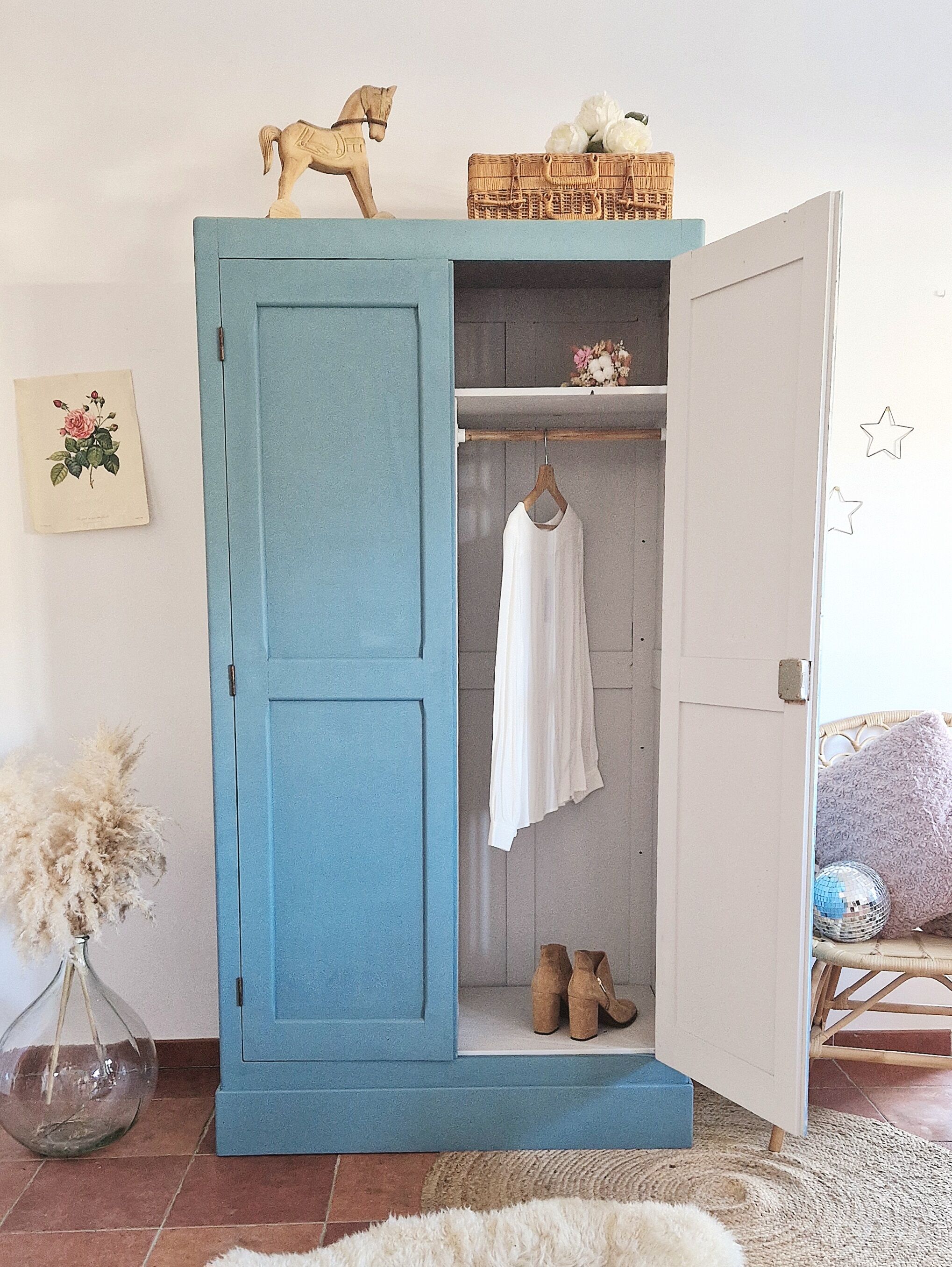 Old boarding cabinet