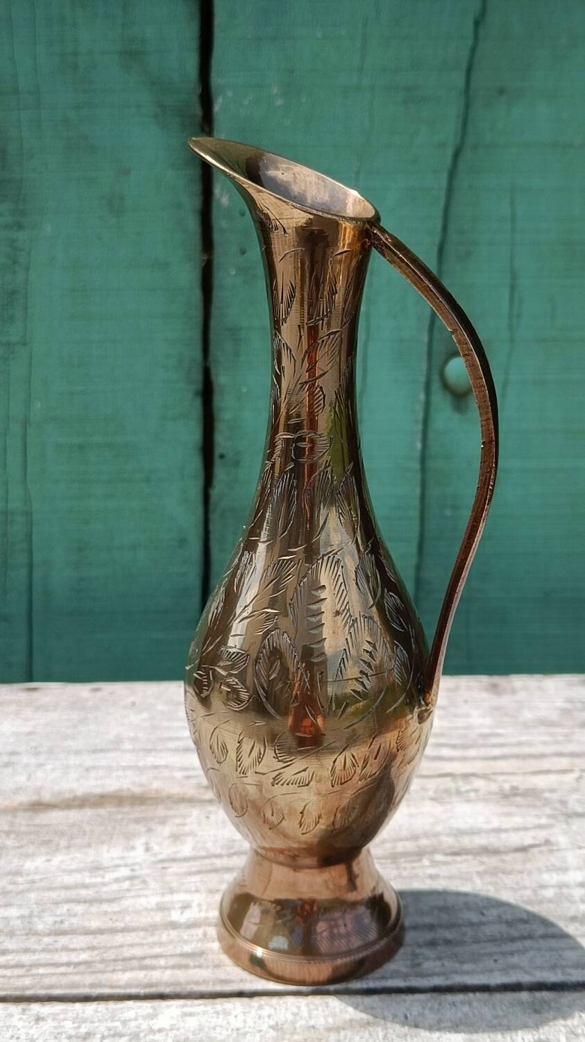 Carafe vase in chiseled brass