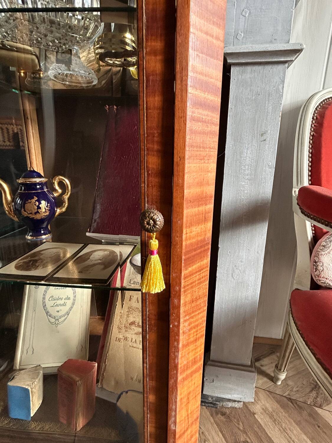 Petite vitrine Louis XVI en marqueterie