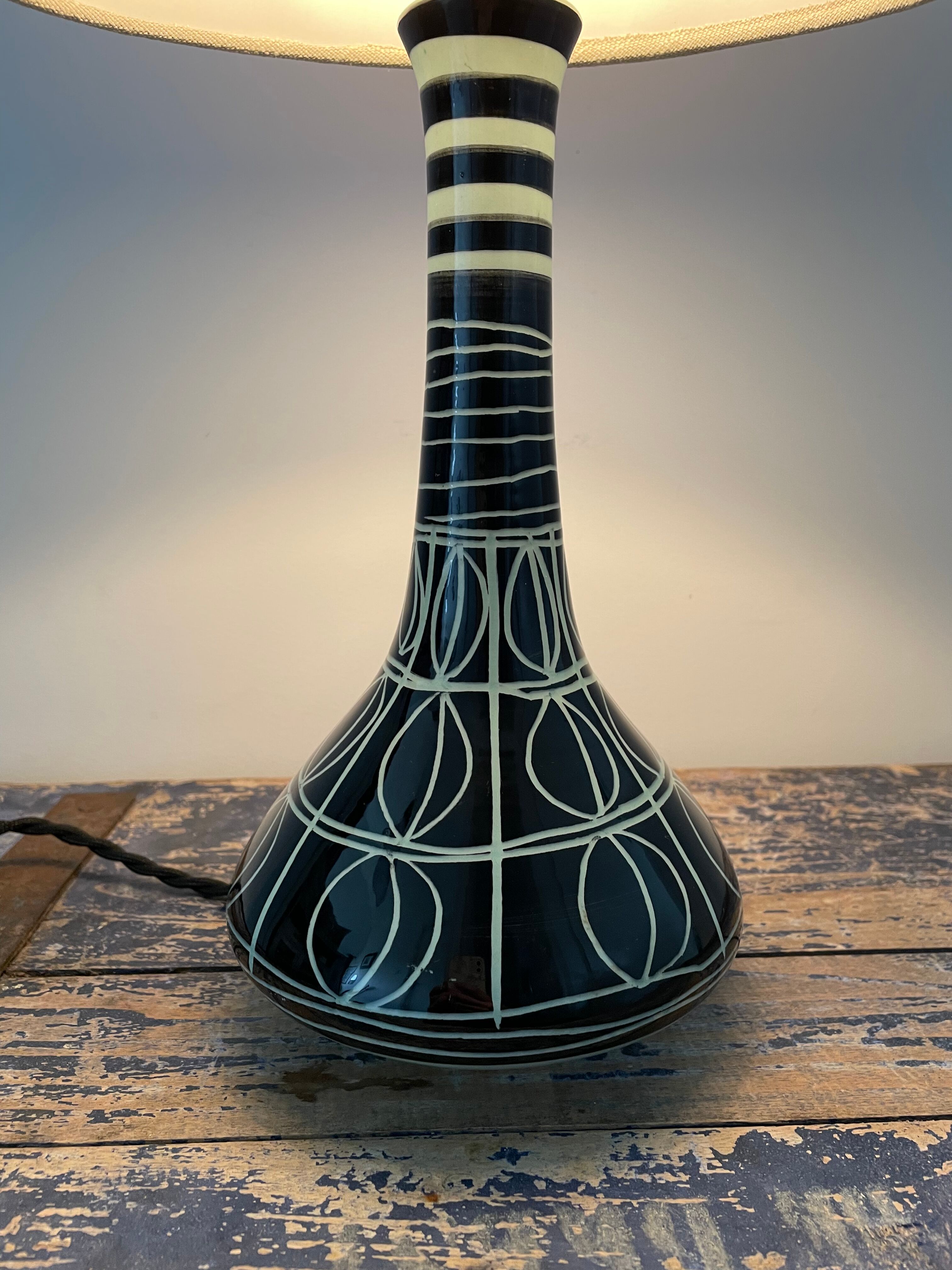 Vintage ceramic table lamp with electrified patterns to nine
