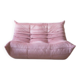 Canapé Togo 2 places en velours rose perle attribué à Michel Ducaroy pour Ligne Roset