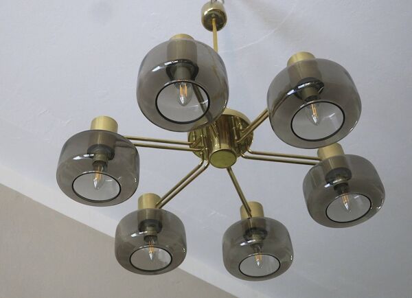 Grand lustre en laiton et en verre par Hans-Agne Jakobsson, Suède, années 1960.