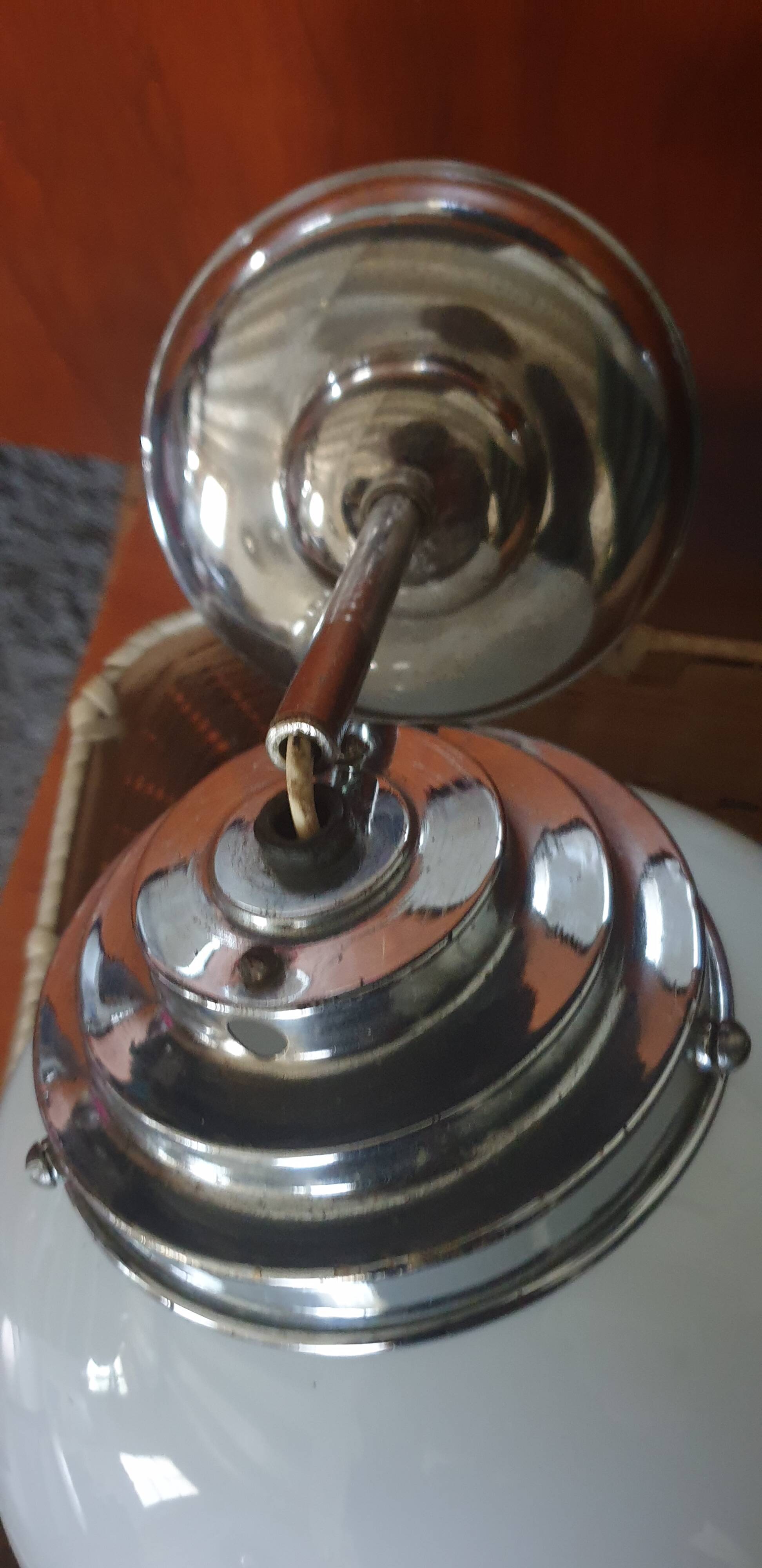 Opaline globe suspension