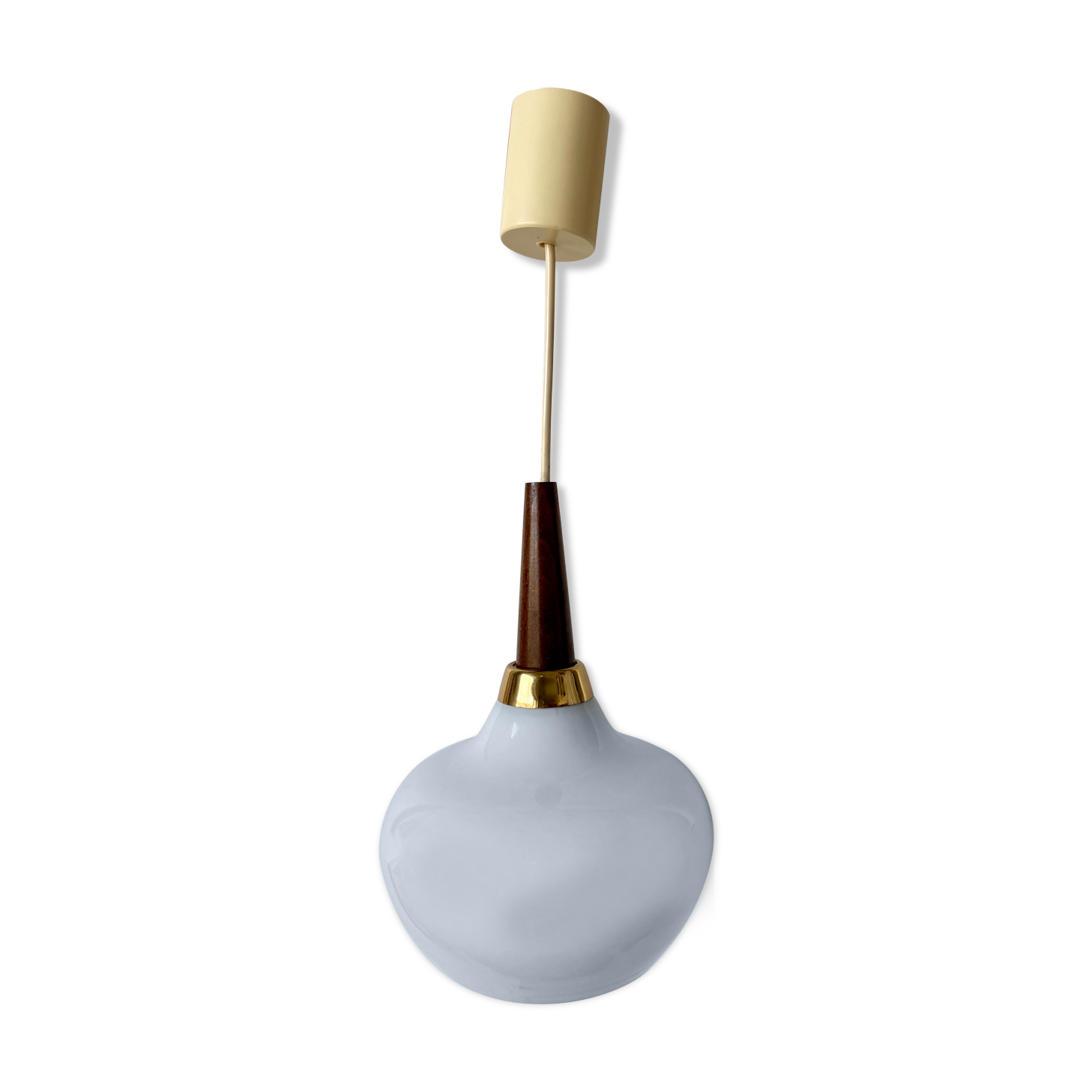 Suspension scandinave en bois et opaline blanche