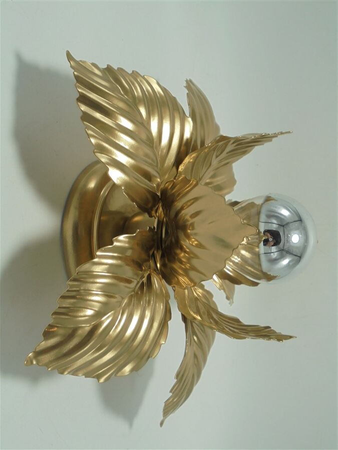 Golden flower wall lamp