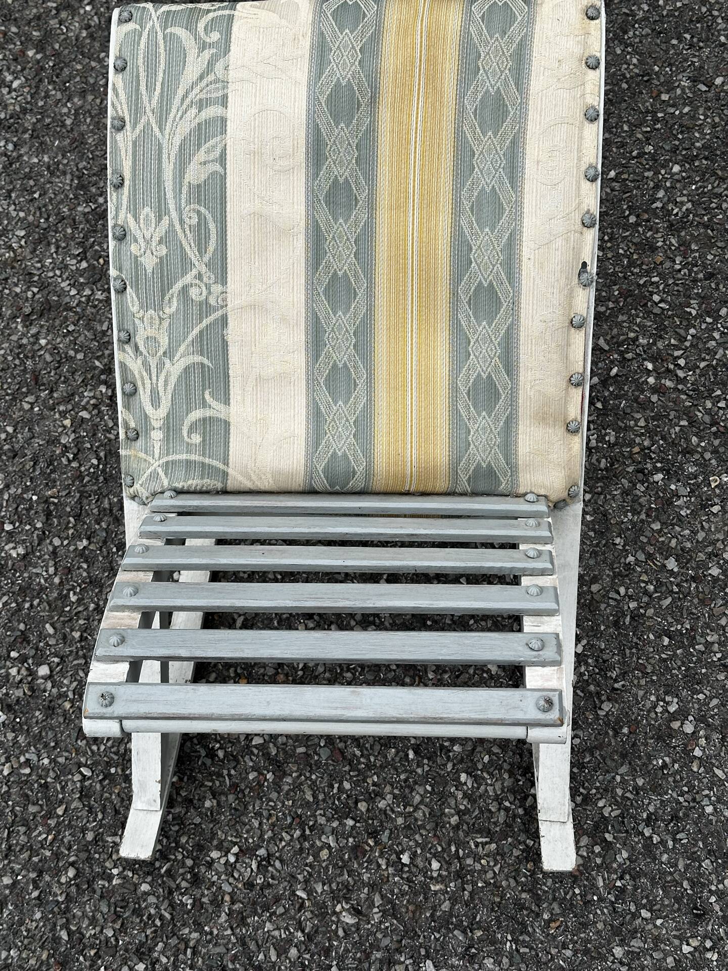 Chauffeuse de style Louis XV avec repose-pieds assorti – XXe siècle