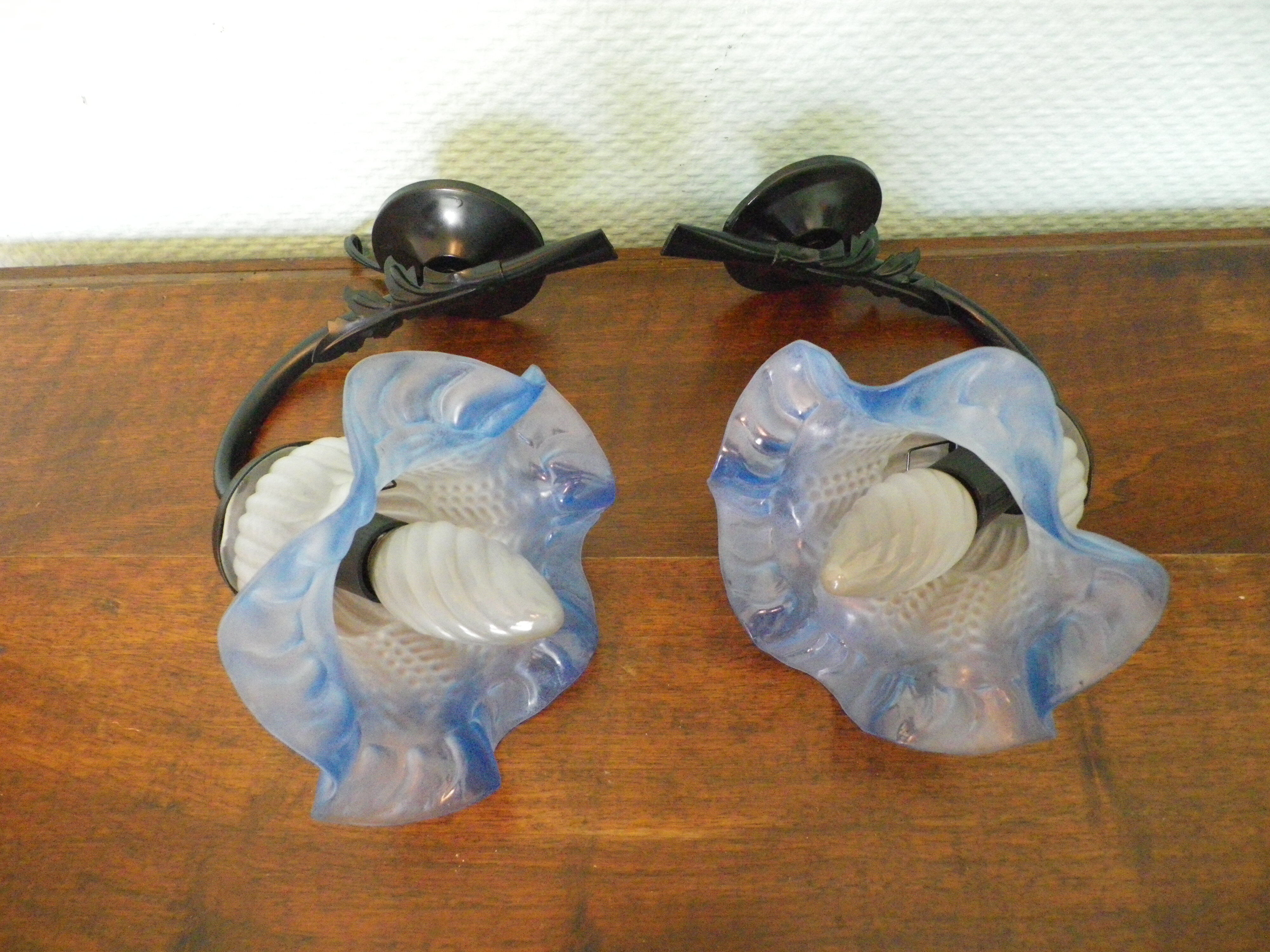 Wall sconces with opalines in the shape of corollas and black metal support