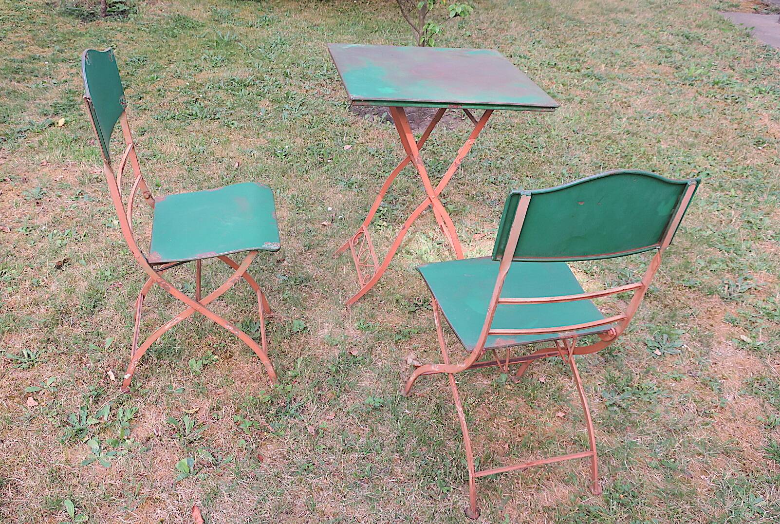 Mid century distressed painted iron garden table and 2 chairs, 1960s