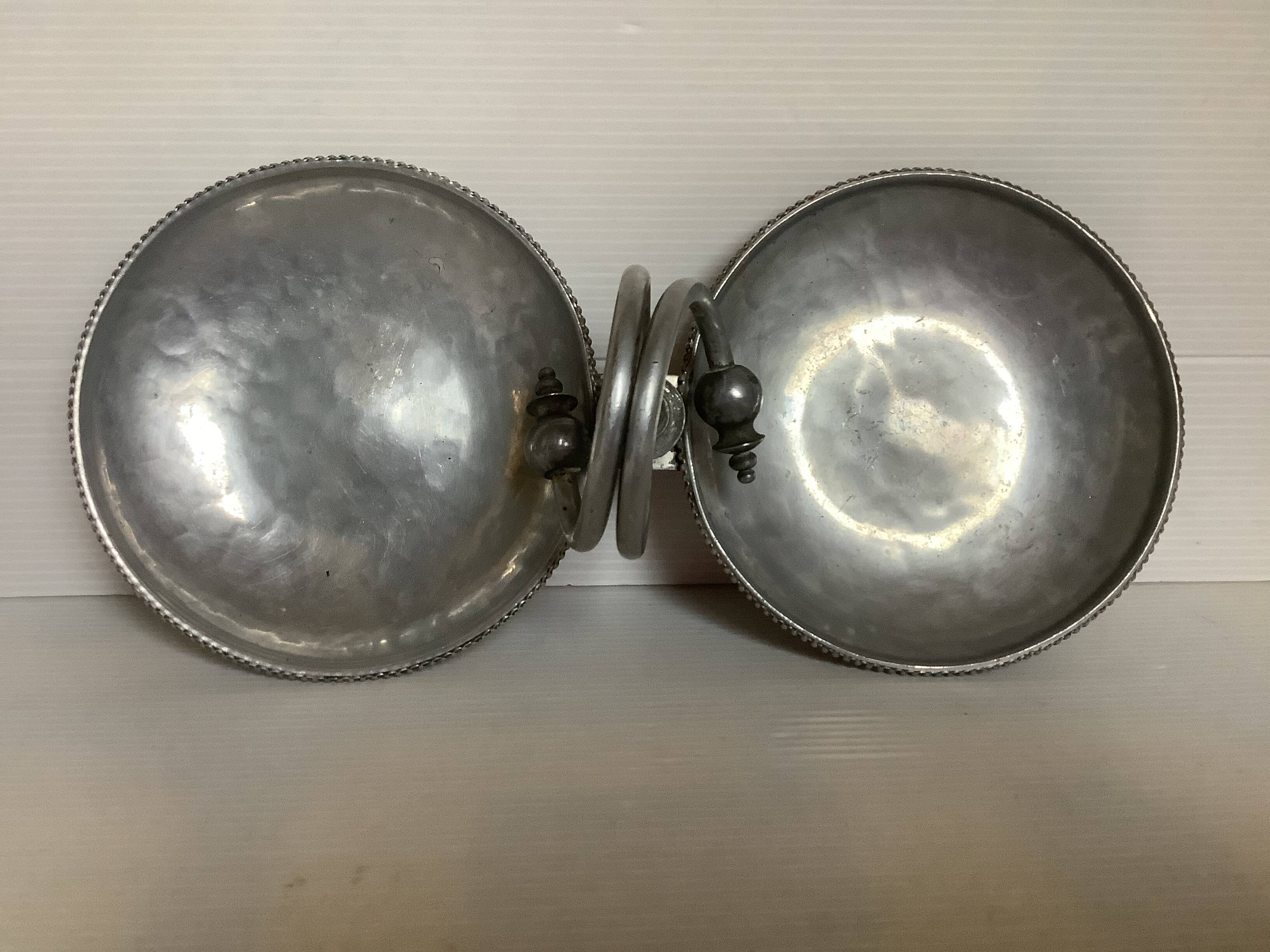 Hammered aluminium serving platter buenilum