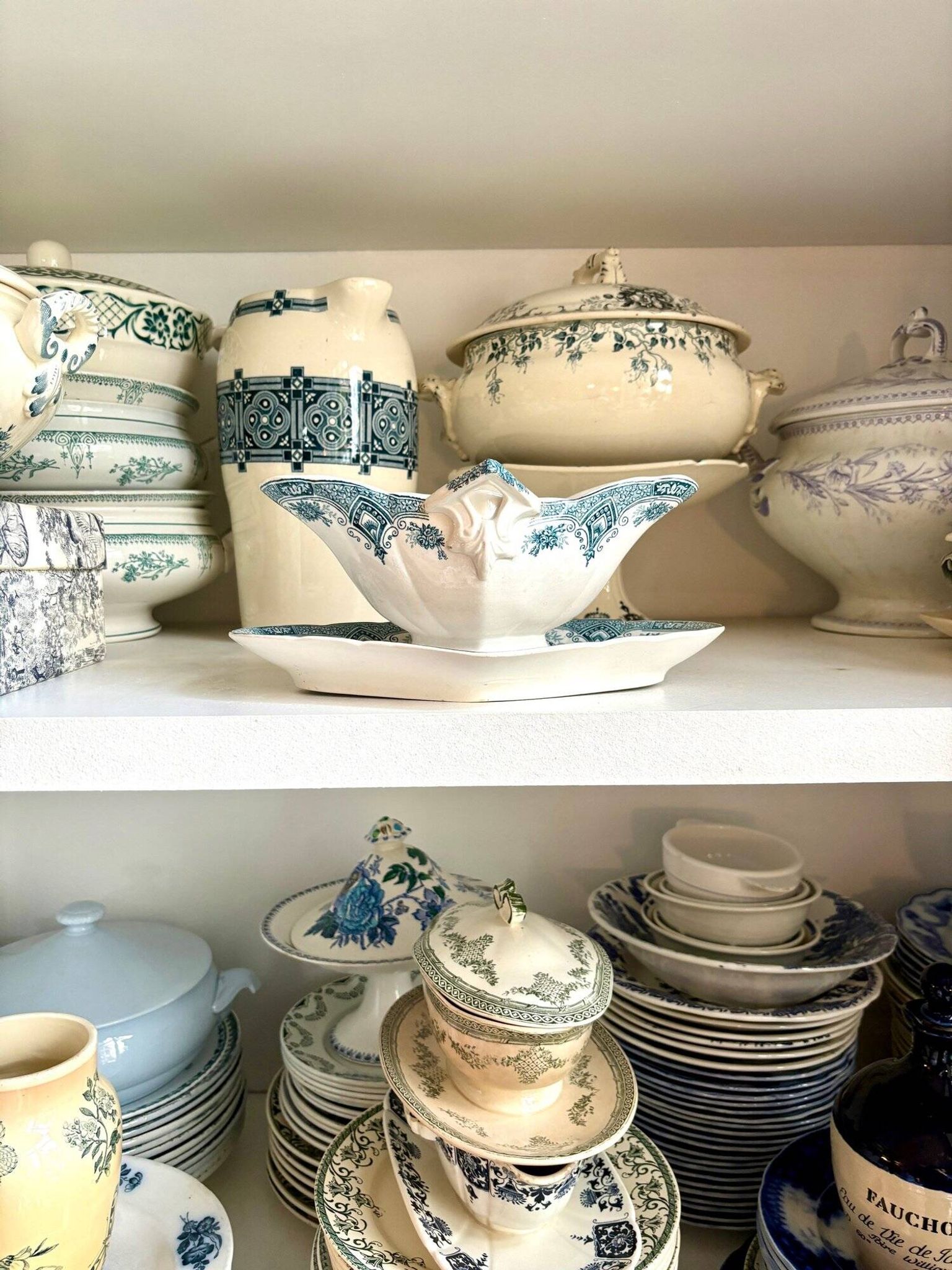 Saucière en terre de fer bleue et blanche