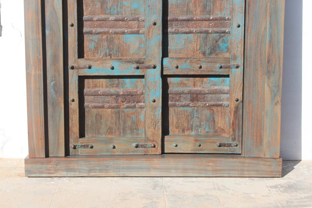 Indian door in old teak piece and patina of origin