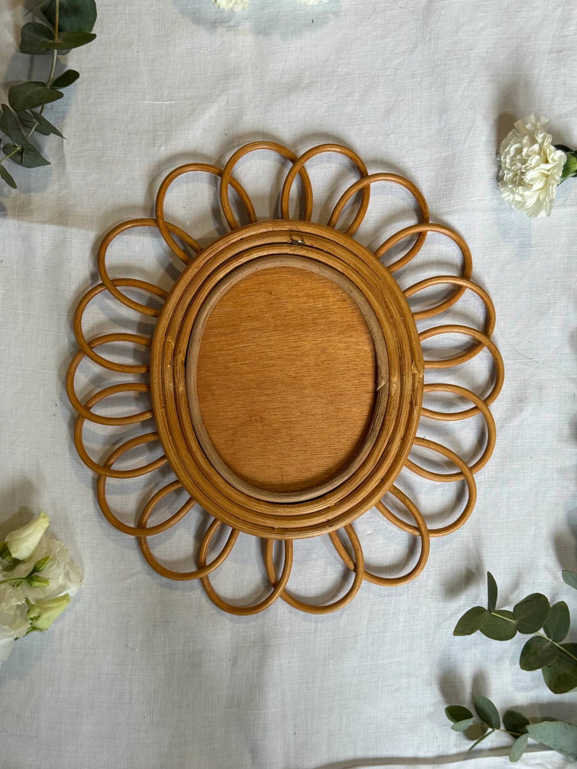 Rattan flower mirror