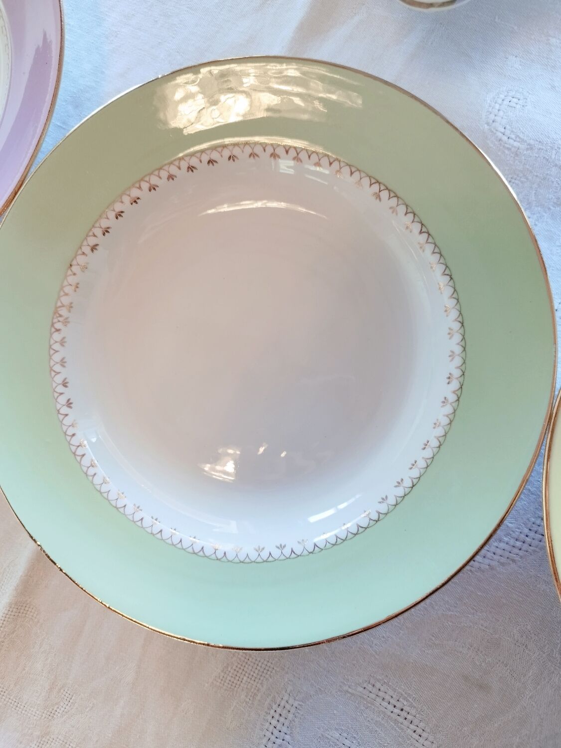 8 Hollow plates and soup tureen L'Amandinoise