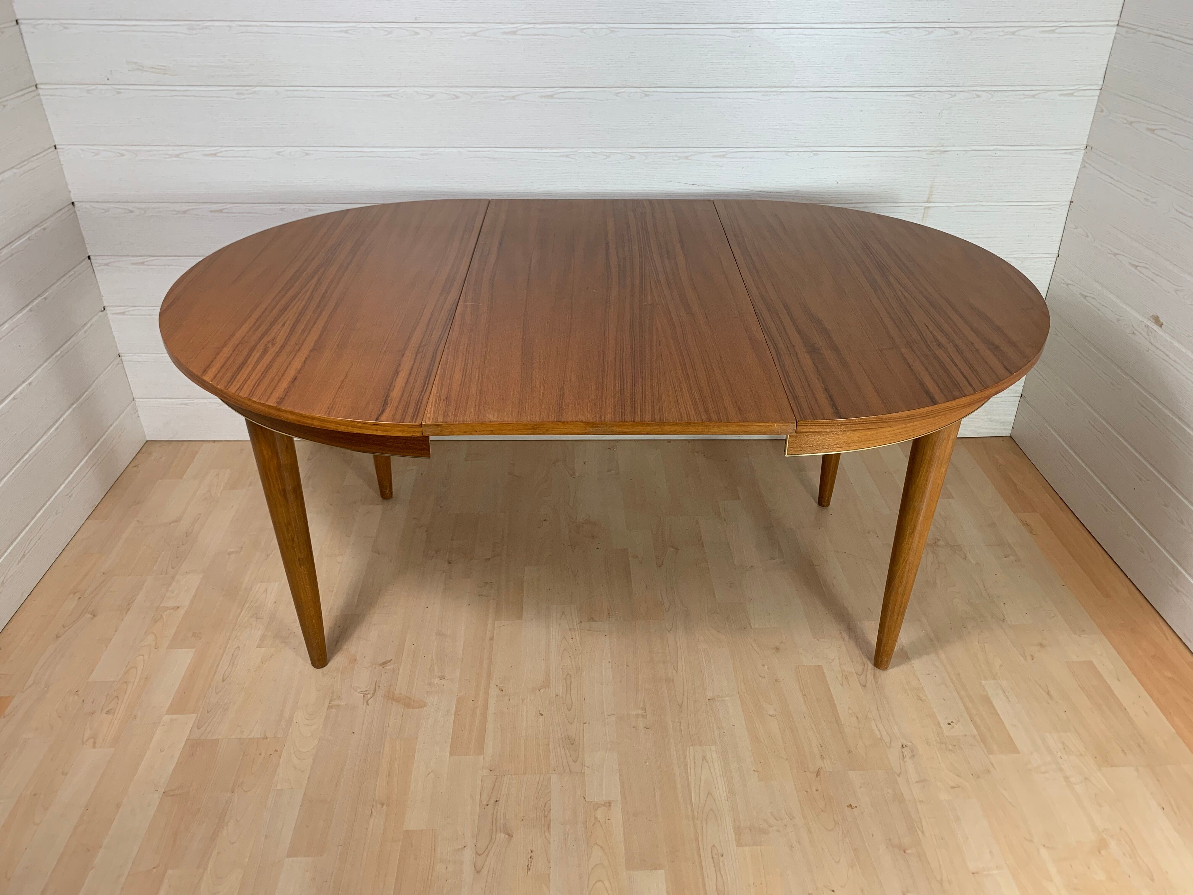 Vintage round table in walnut 1960