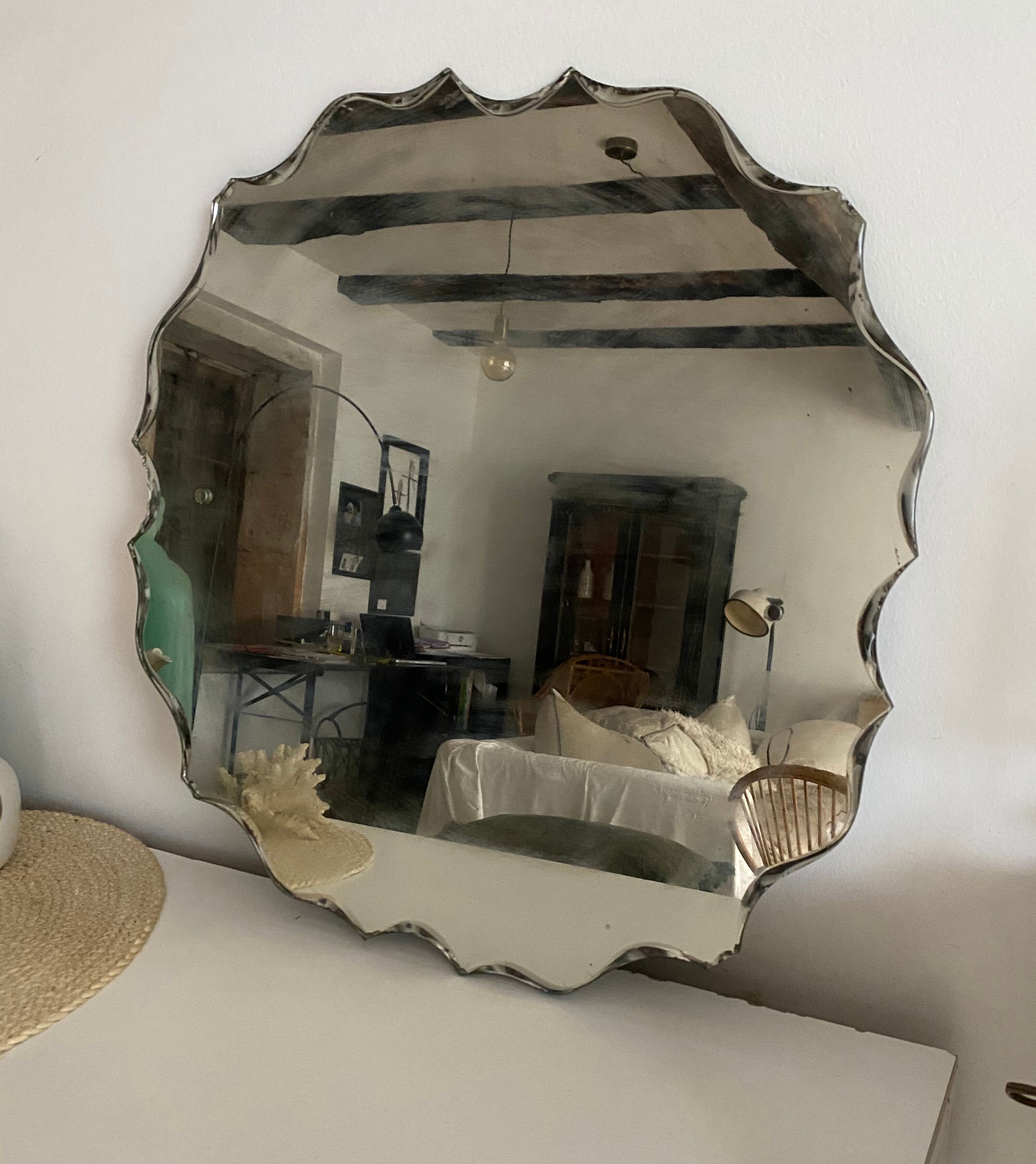 Round mirror