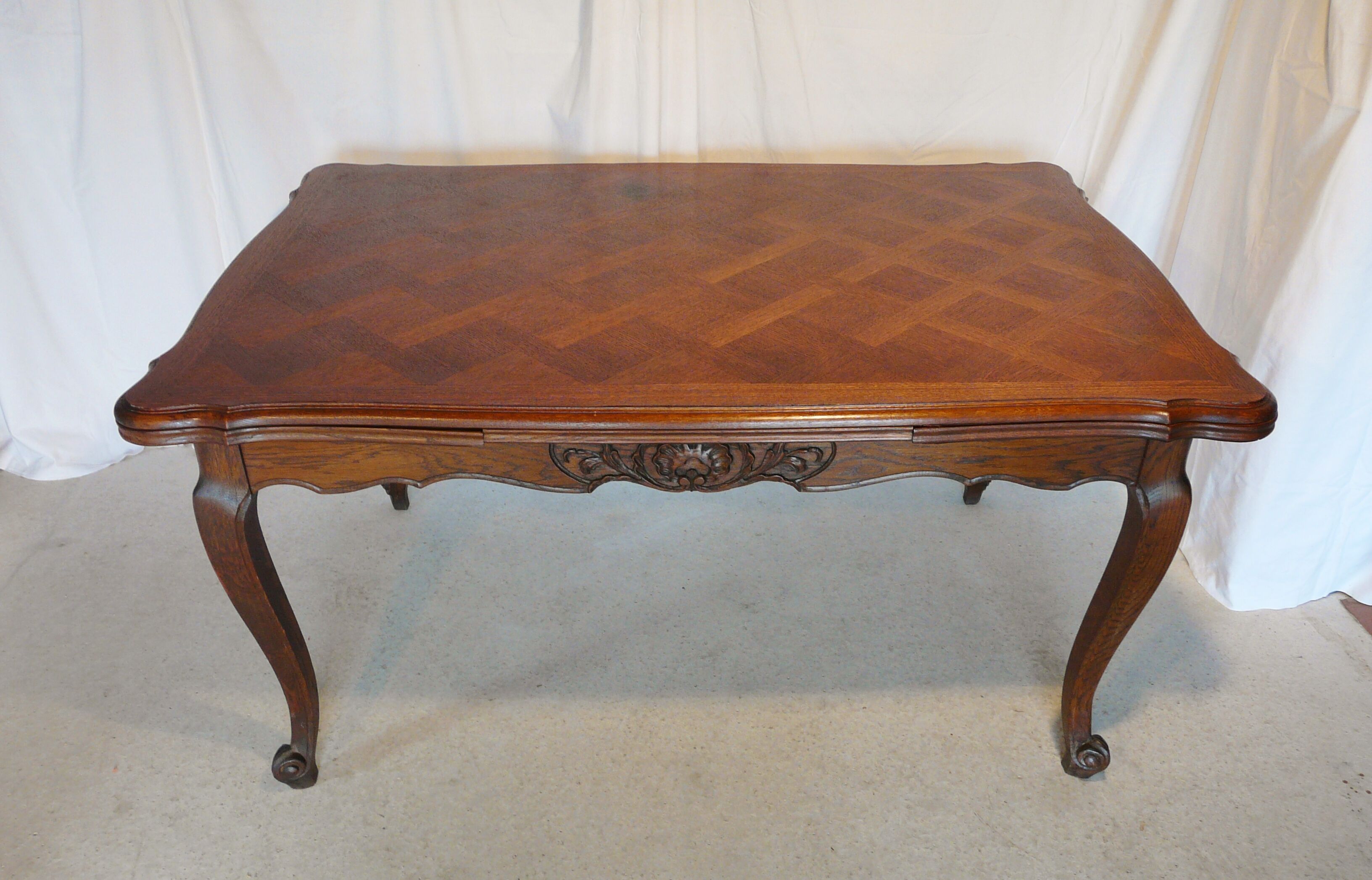 Extendable rectangular table with Italian extension cords