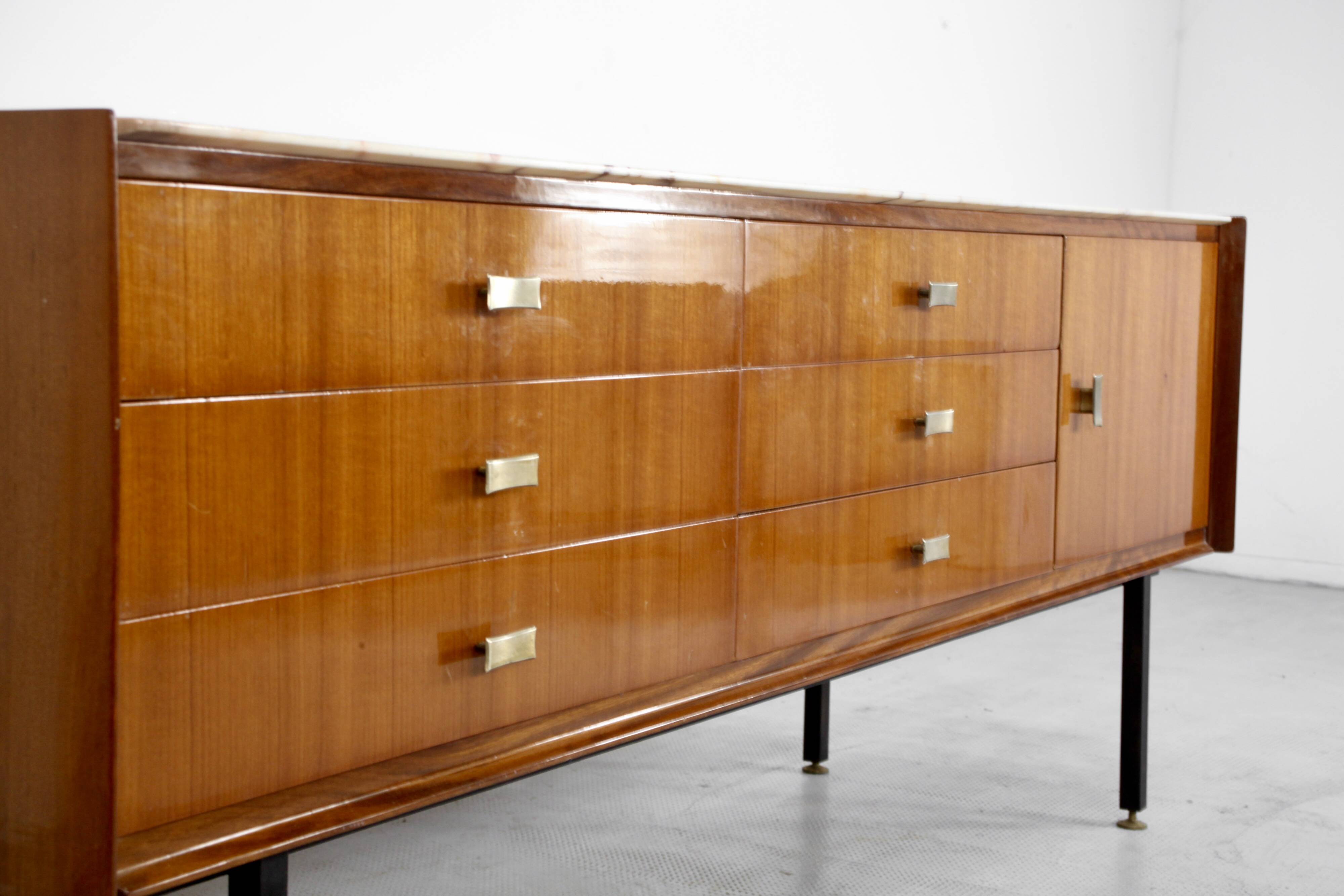 Enfilade italienne en teck, marbre de Carrare, laiton et acier, années 50