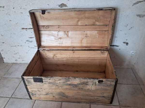 Malle bombée ancienne de voyage en bois