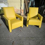 Paire de fauteuils en cuir jaune soleil