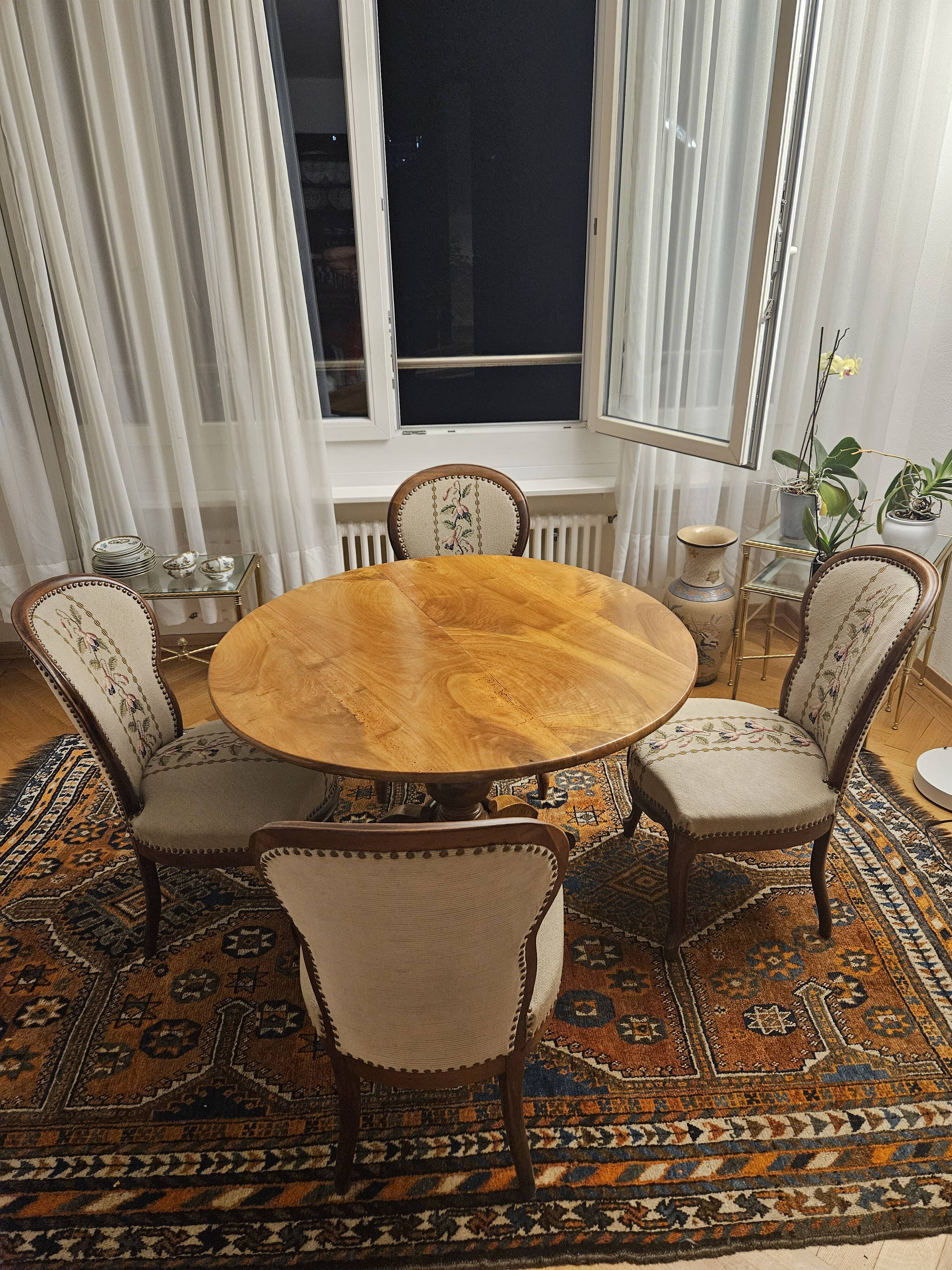 table and chairs