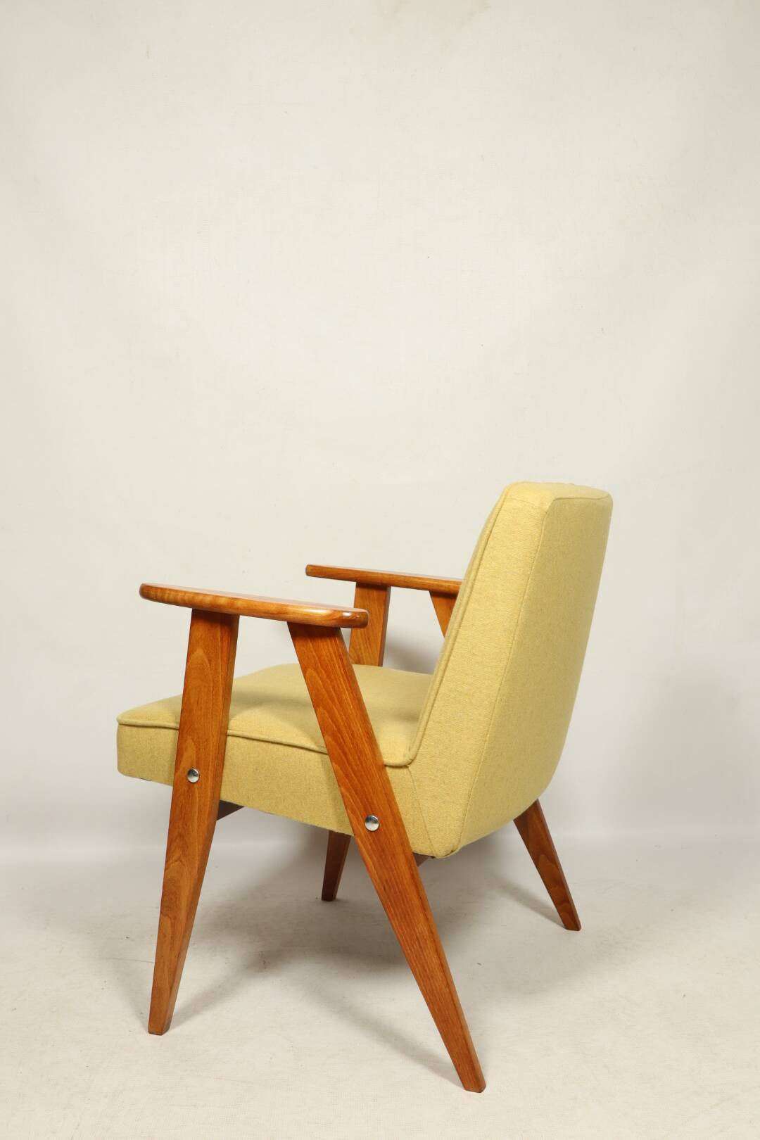 Fauteuil en laine jaune au design scandinave après rénovation