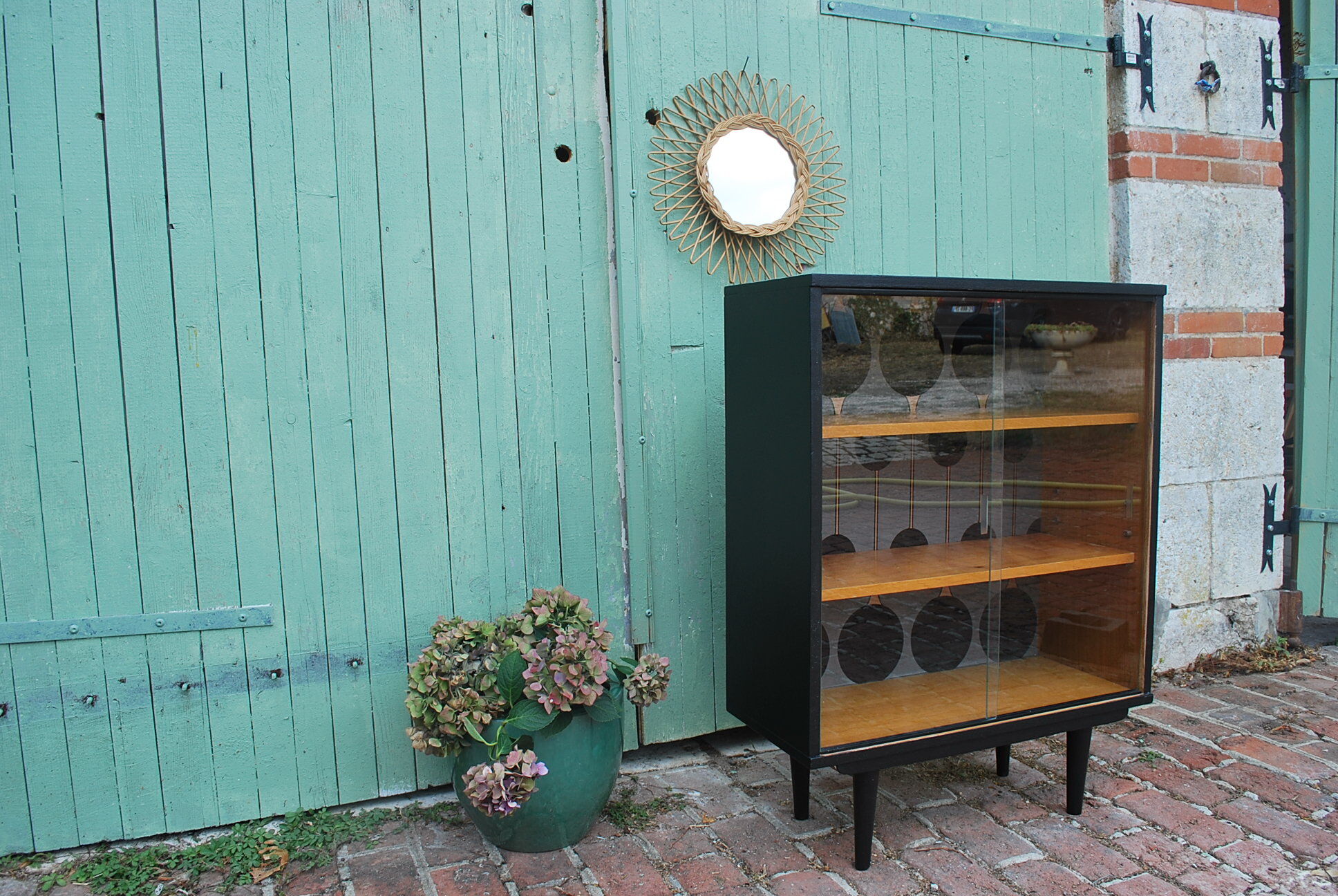 Renovated vintage showcase library