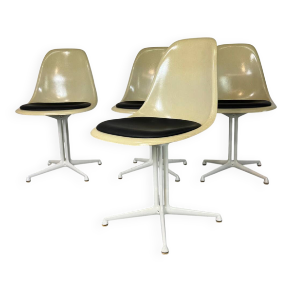 4 chaises de salle à manger La Fonda en fibre de verre et acier, conçues par Eames pour Herman Miller
