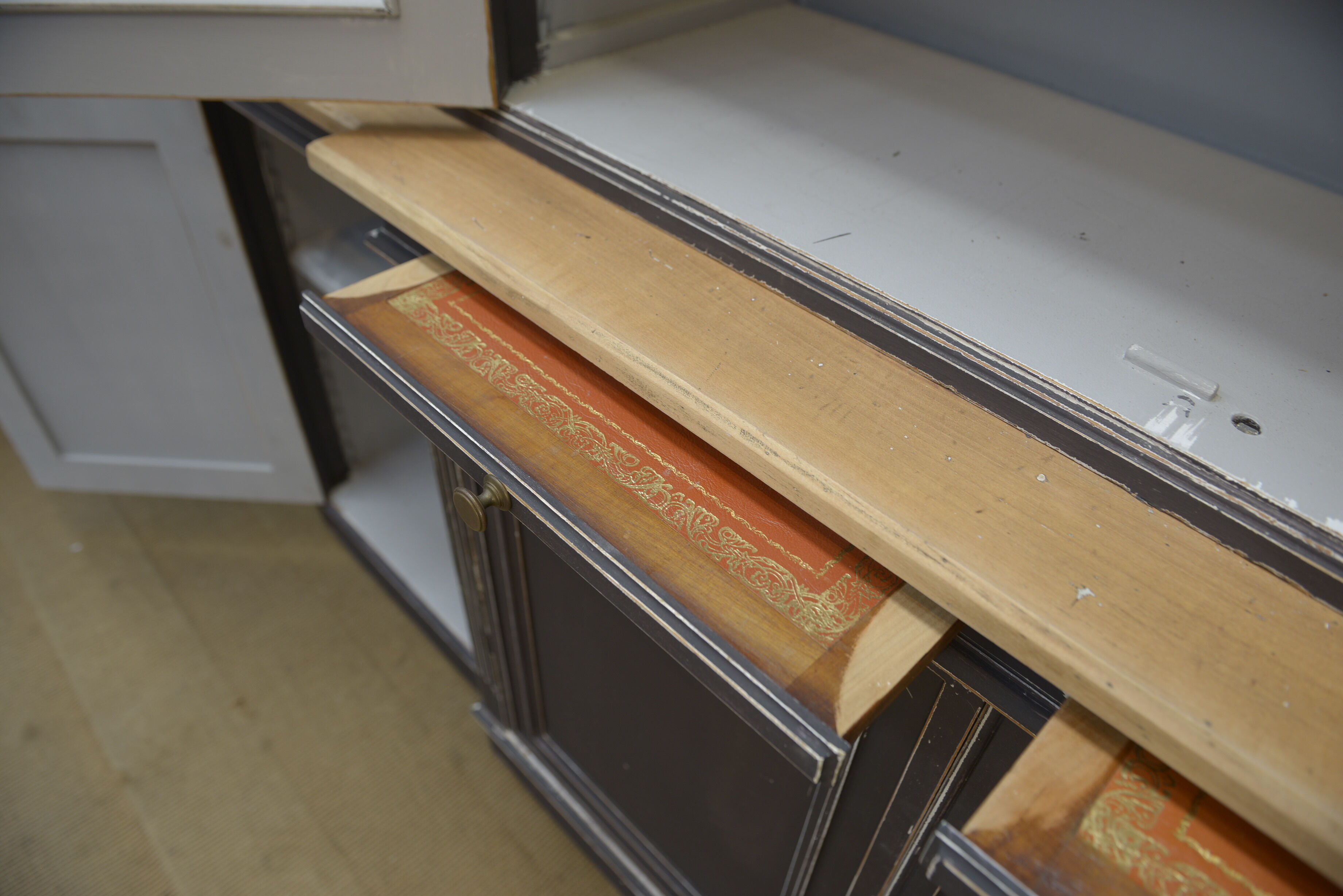 Showcase library patinated black