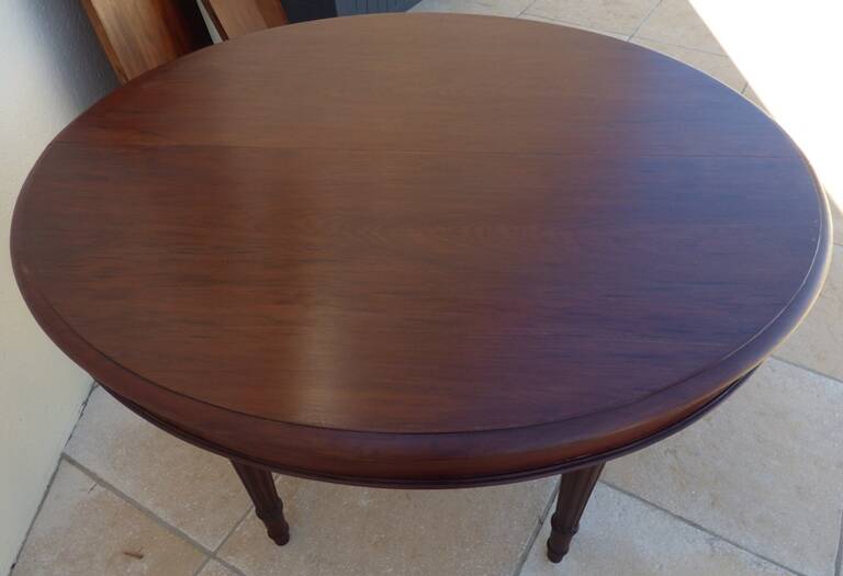 Table en acajou extensible  à 6 pieds fuselés et canelé style louis XVI