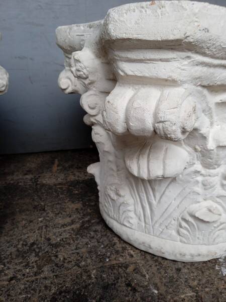 Paire 2 chapiteau corinthien ciment peint / table basse