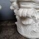 Paire 2 chapiteau corinthien ciment peint / table basse